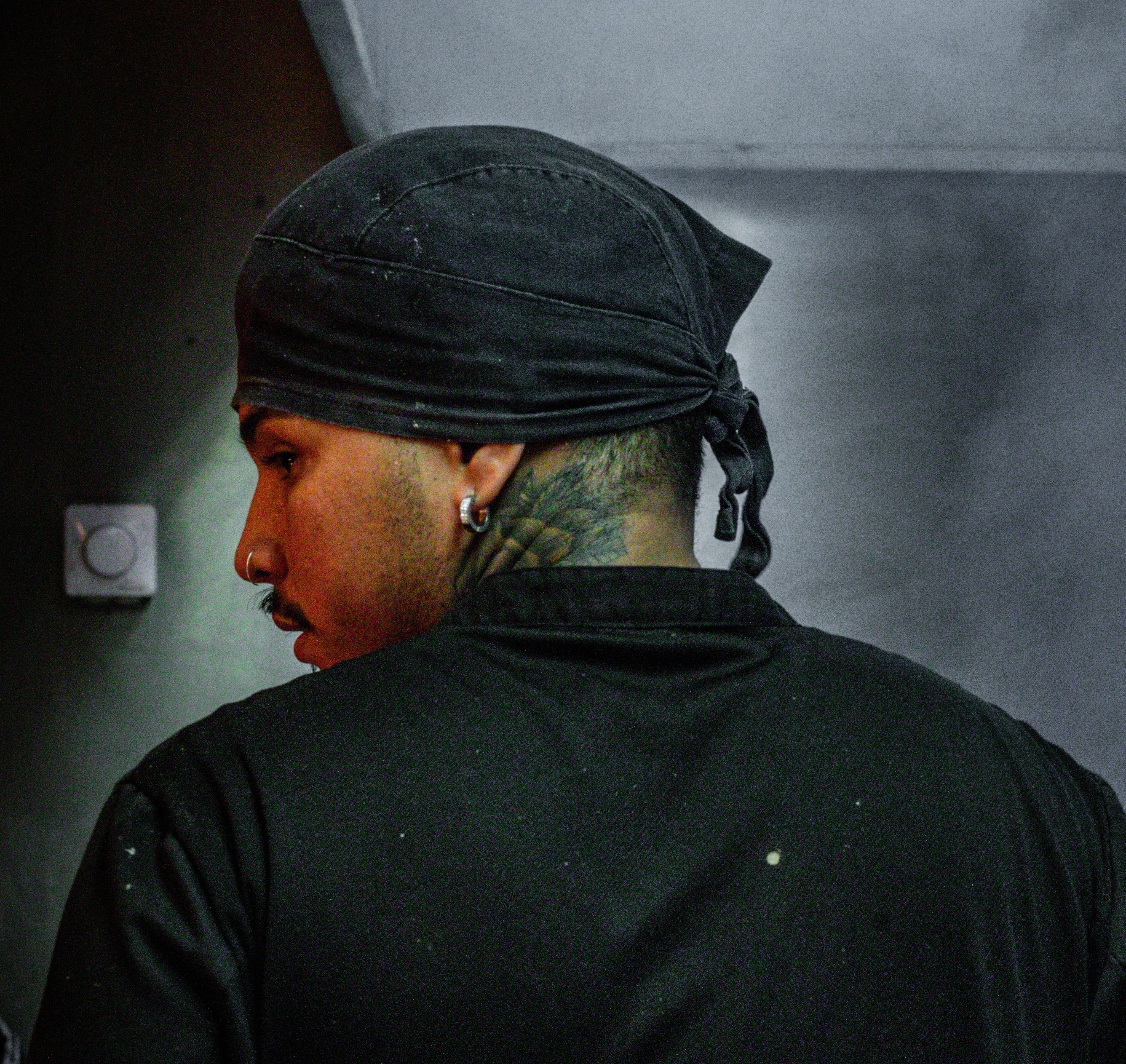 Colaborador do restaurante O Churrasco em ação na cozinha