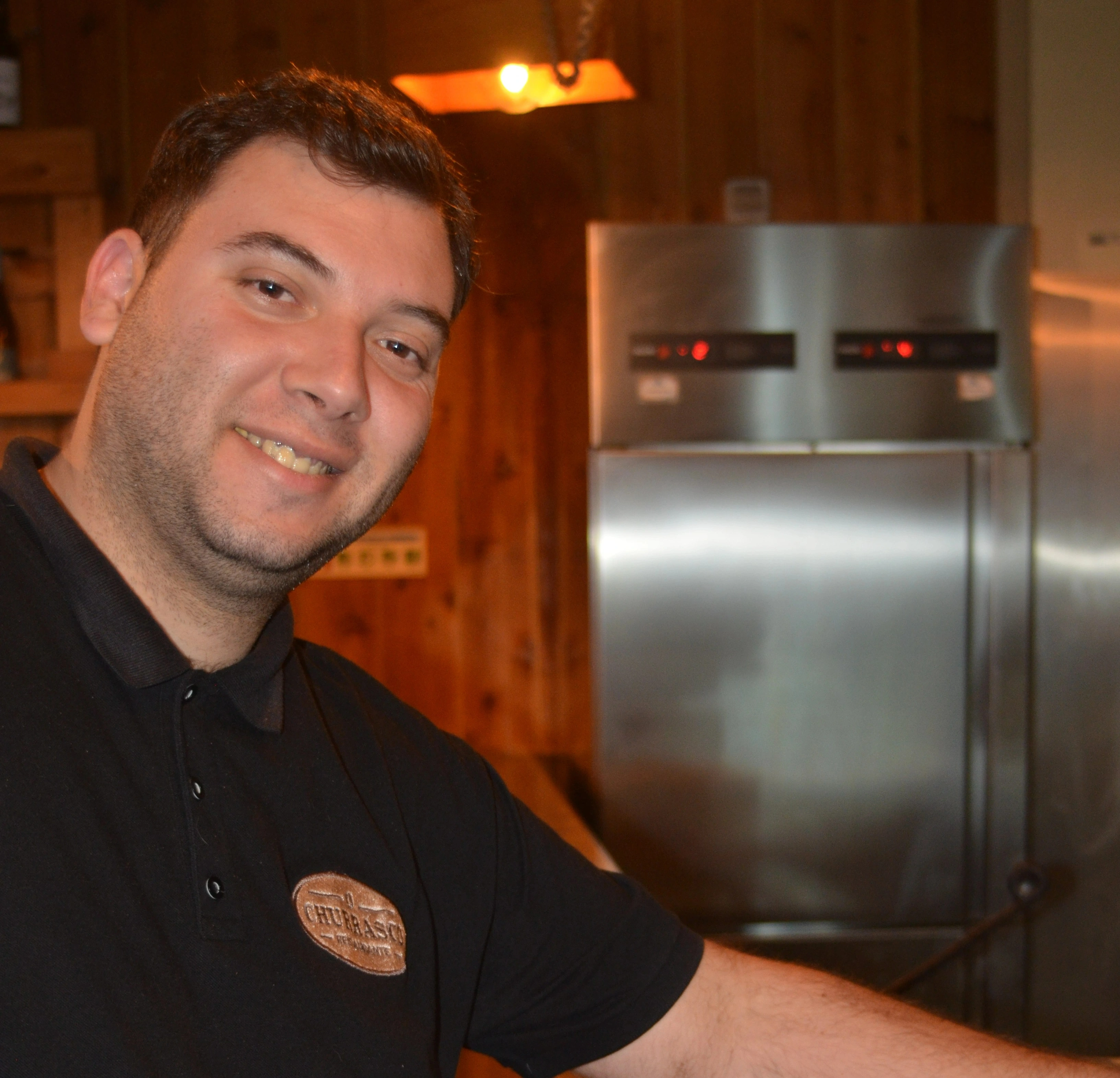Colaborador do restaurante O Churrasco a sorrir
