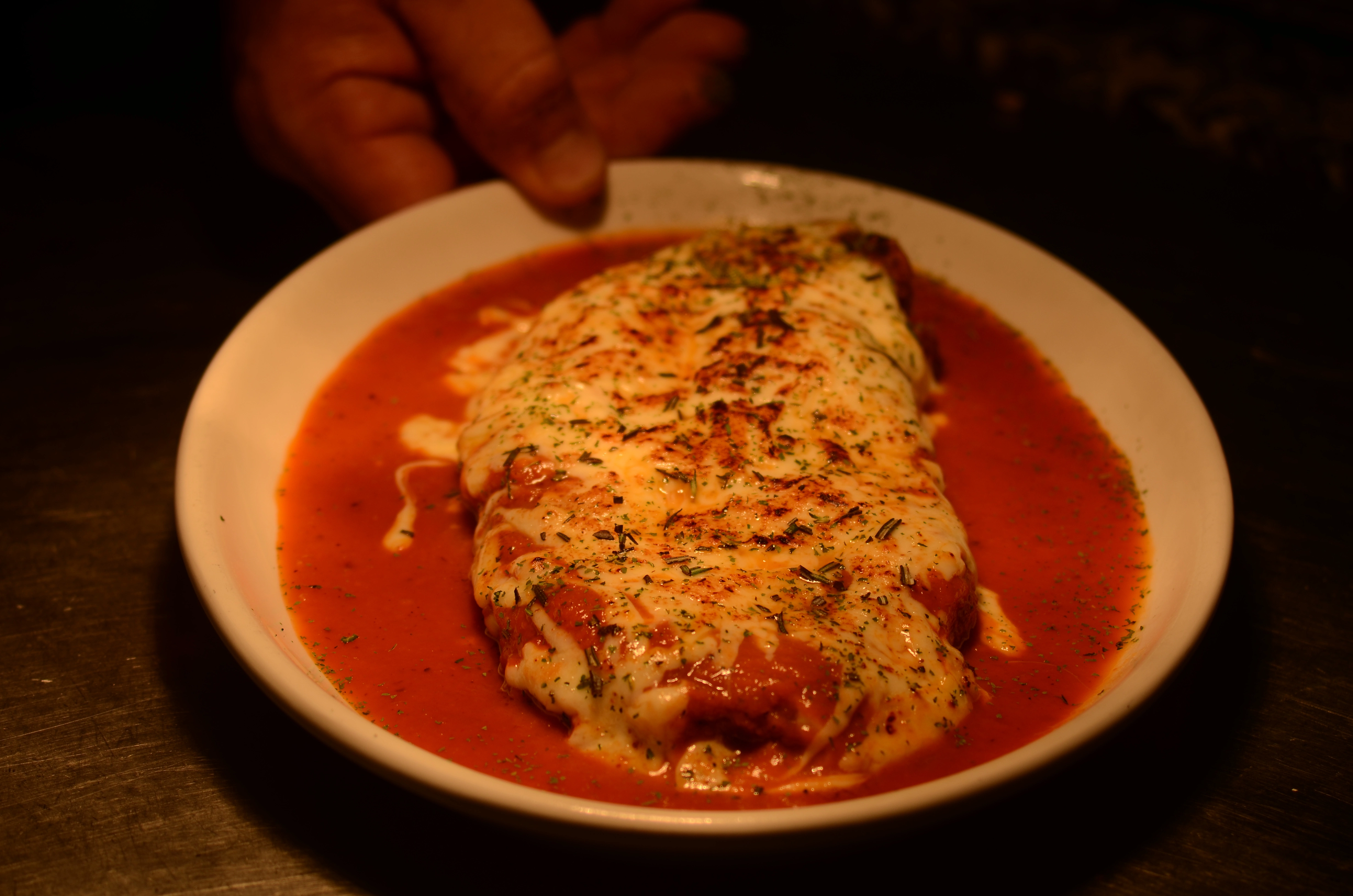 Costela grelhada com batatas e ervas